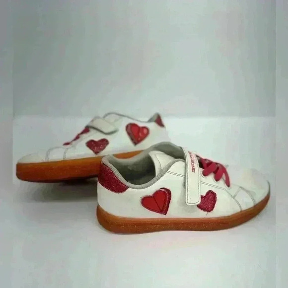 GEERS Other - GEERS SNEAKER WITH HEART APPLICATIONS AND VELCRO CLOSURE WHITE/HEARTS SIZE 2